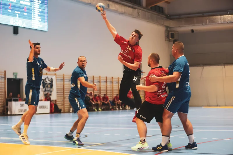 Zawadzkie górą w meczu na szczycie. Wysoka wygrana Hutnika. Karne rozstrzygnęły mecz w Bochni