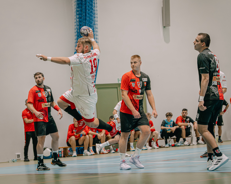 Trzej liderzy w akcji, bezpośrednia walka w środku tabeli