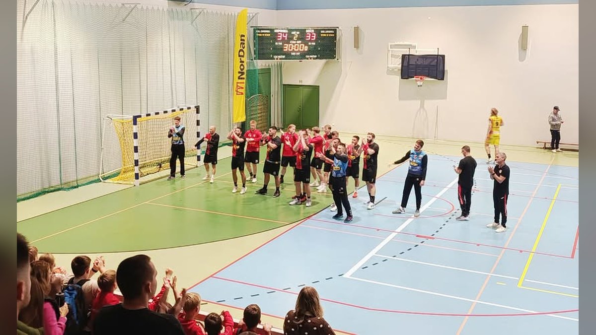 Konrad Młynkowiak w ostatniej akcji. Wolsztyniak pokonał PGE KPR Gryfino 34:33