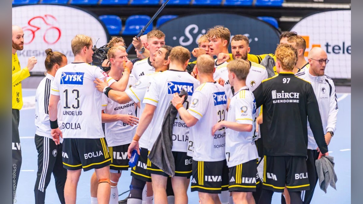 Buster Juul upadł podczas celebracji z Markiem Roganoviciem po wygranej Bjerringbro-Silkeborg z Mors-Thy