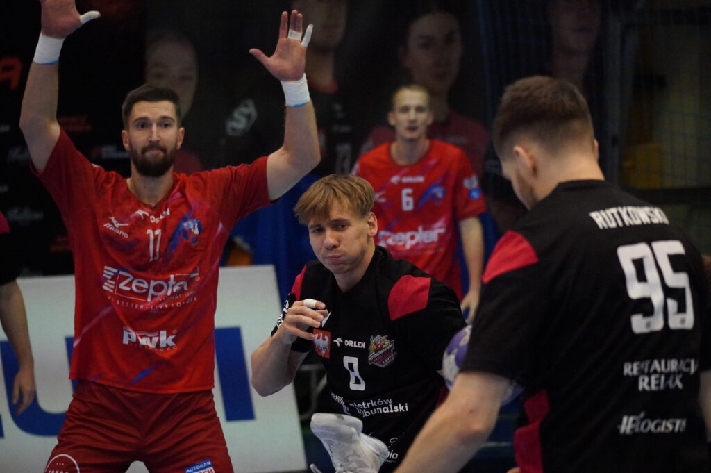 KPR Legionowo chce gonić czołową ósemkę, Piotrkowianin walczy o życie