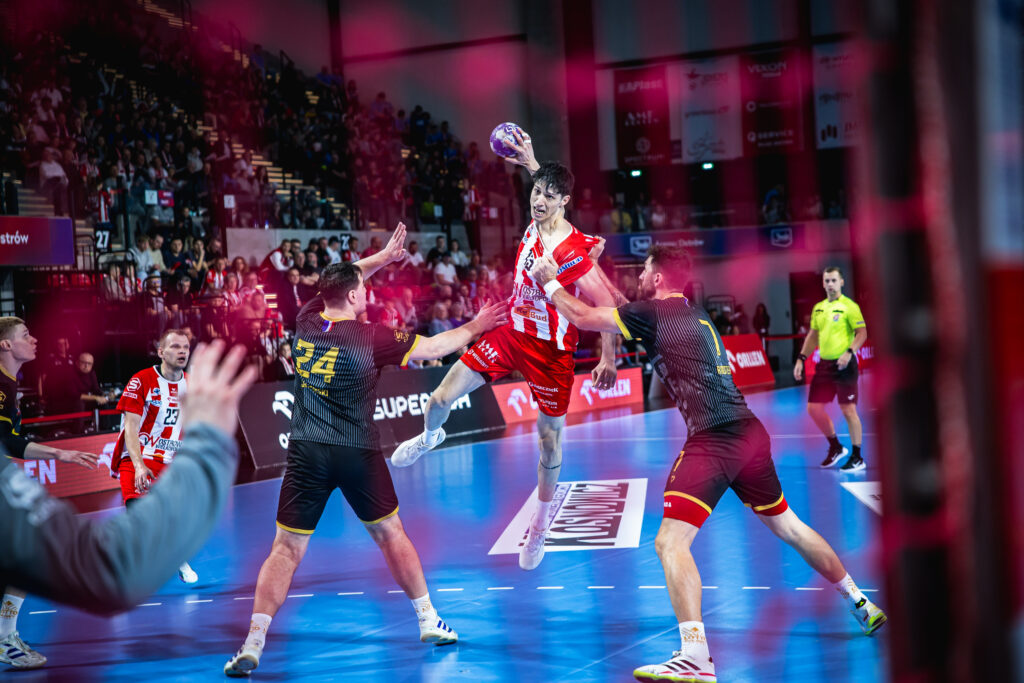 Ostrovia rozbiła Puławy i zbliża się do czołowej czwórki