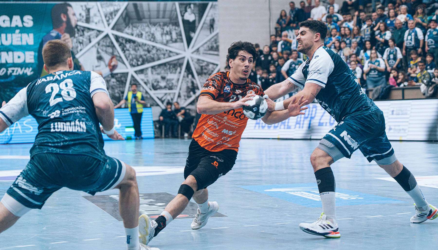 Bathco BM Torrelavega wygrywa w Cangas i awansuje na drugie miejsce