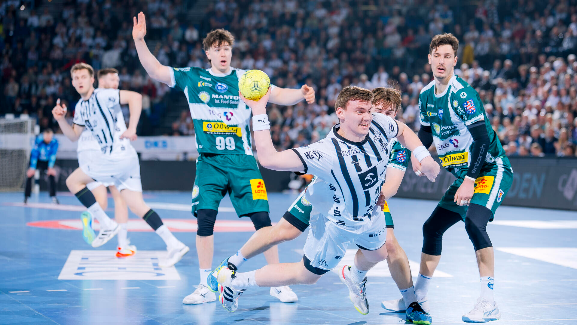 THW Kiel uniknął porażki w ostatnich sekundach. Flensburg pewnie na drugim miejscu