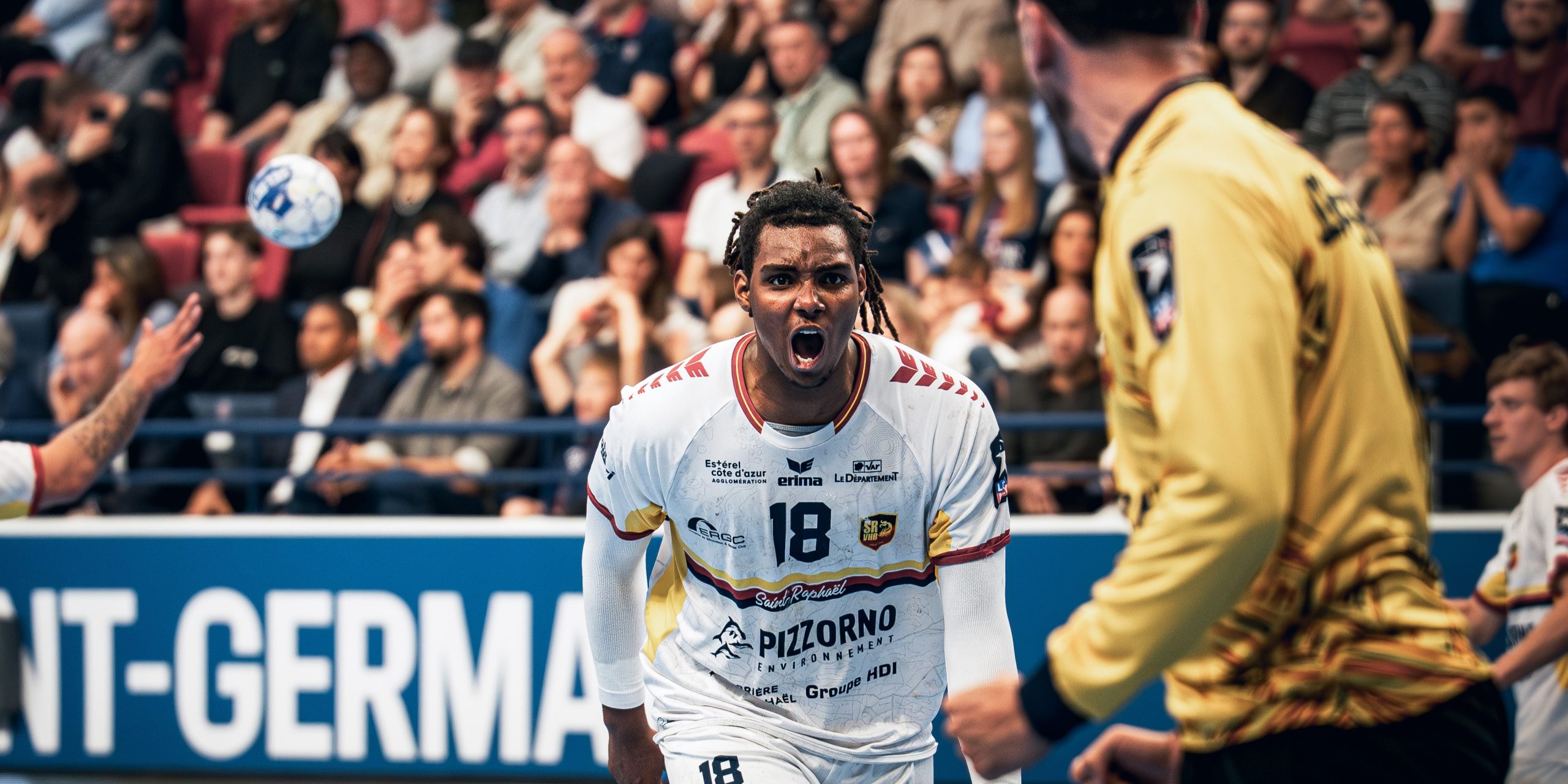 Ylan Augustine podpisał swój pierwszy profesjonalny kontrakt z SRVHB