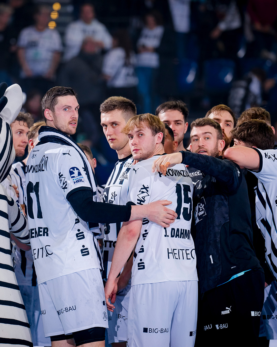 THW Kiel - Flensburg 31:31. Zwycięski gol anulowany po krokach Domena Makuca